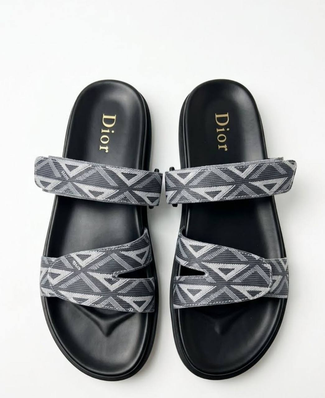 Slippers
Size 40 TO 45 
120 dhs💓

Zain183
♥️♥️♥️