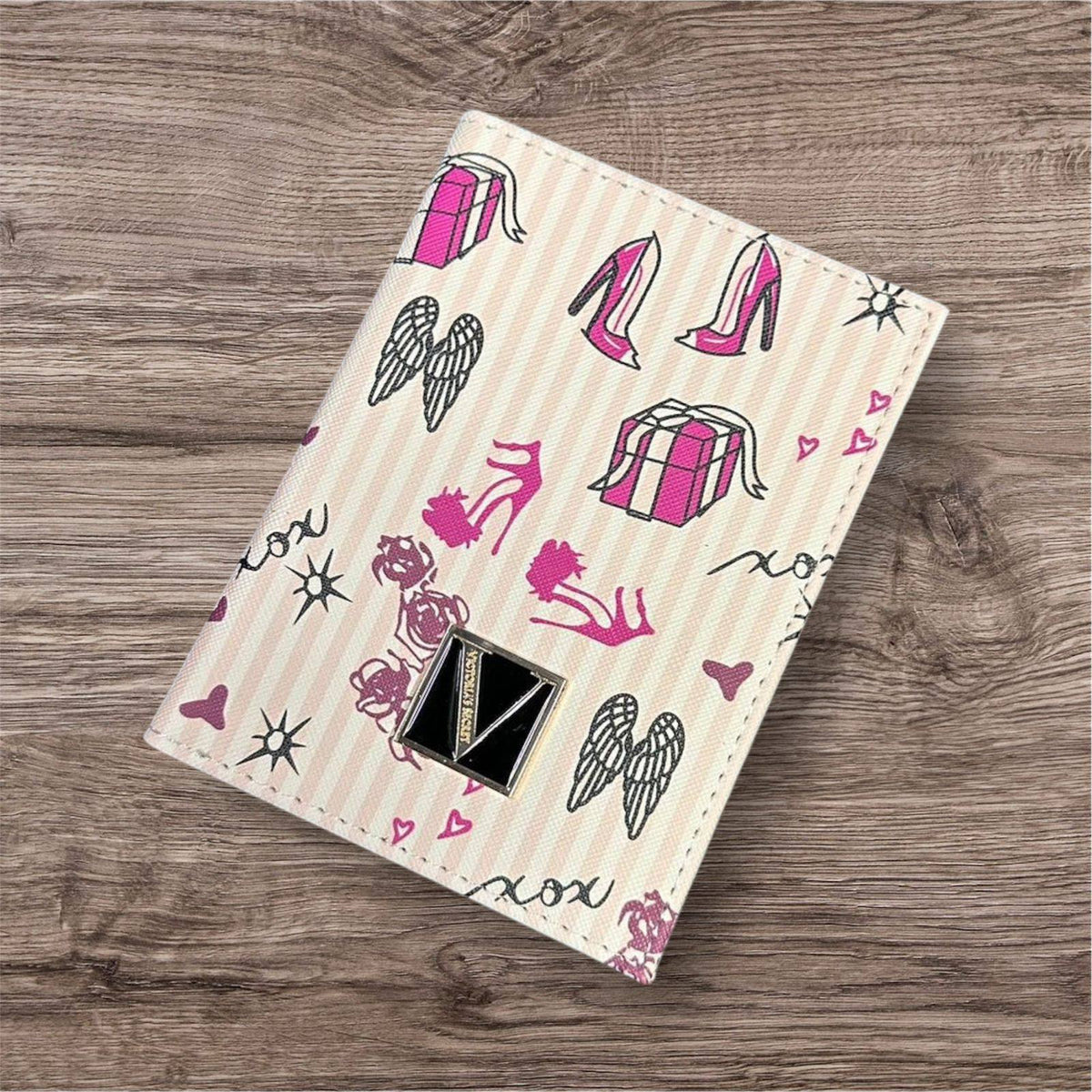 Victoria's Secret 

Passport holder 

new came 

20 dhs🇦🇪🇦🇪

Zain39
♥️♥️♥️