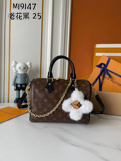 LV 
Size 25cm
250 dhs🇦🇪🇦🇪

Zain189
♥️♥️♥️