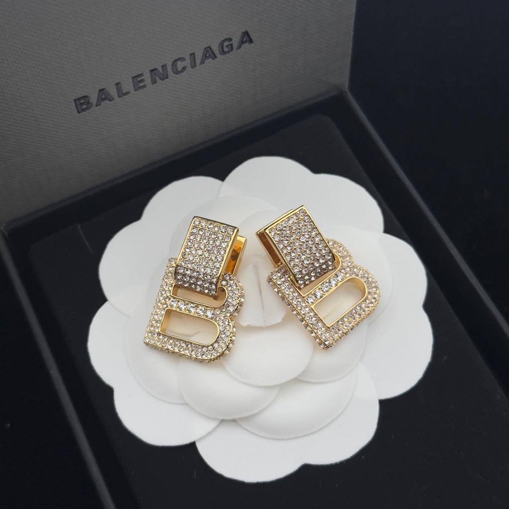 EARRING 
MASTER💫✨
55 DHS✅
WITH BOX AND PAPER BAG🛍️🎁

Zain89
♥️♥️♥️