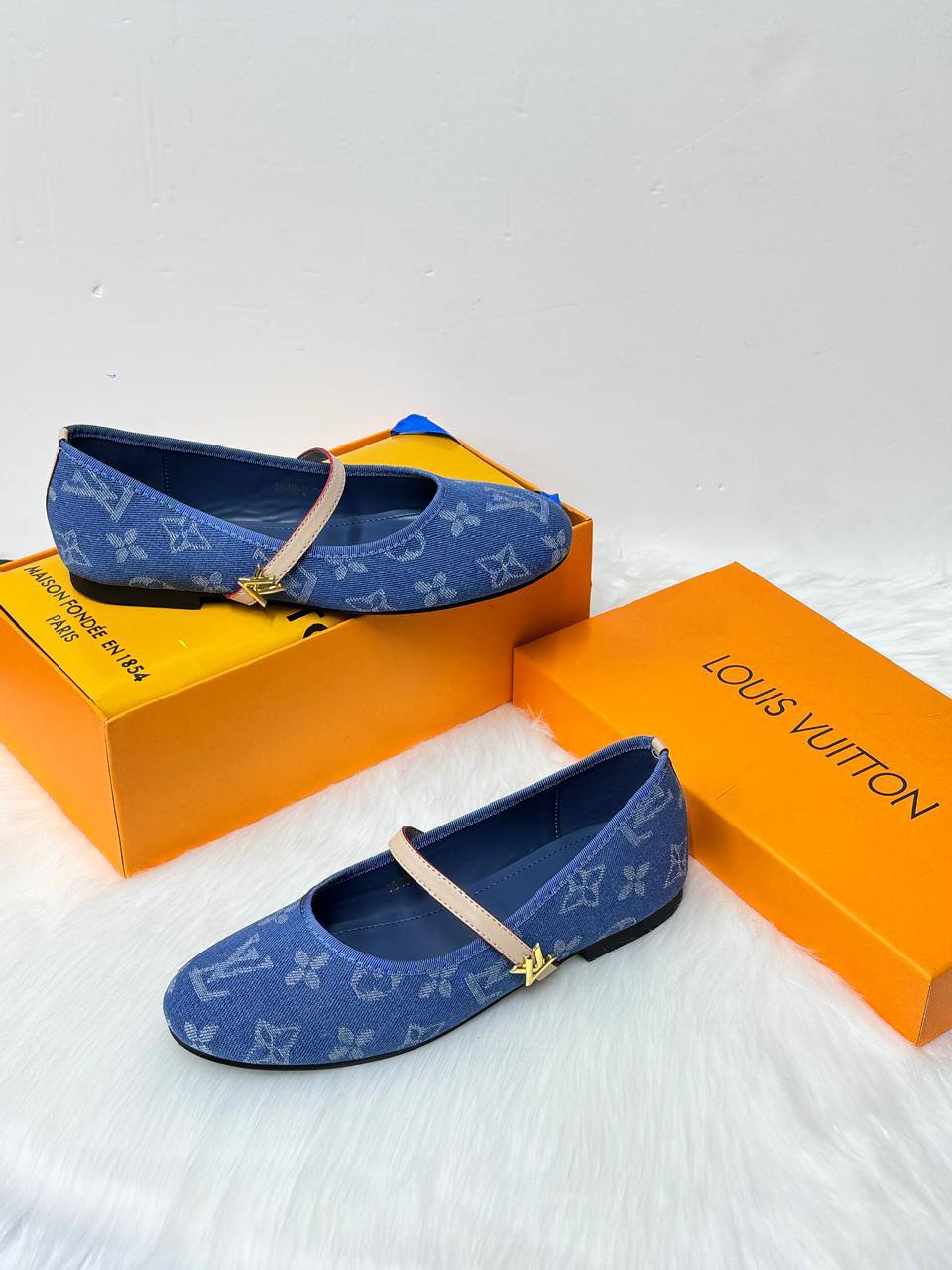 LV 
Size 36 to 41
105 dhs🪙🌨️

Zain21
♥️♥️♥️