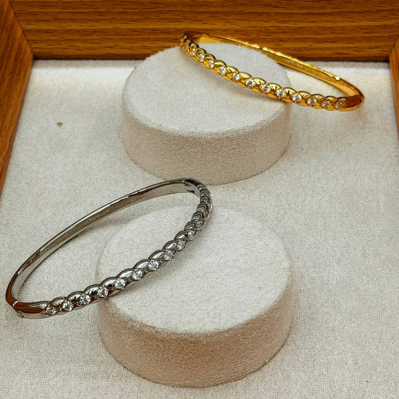 Bangle ❤️‍🔥*
good quality 💯
With black boxes 🗃️ 
20 dhs💓
With normal boxes 📦 
And paper bag🛍️
30 dhs💓

Zain216
♥️♥️♥️