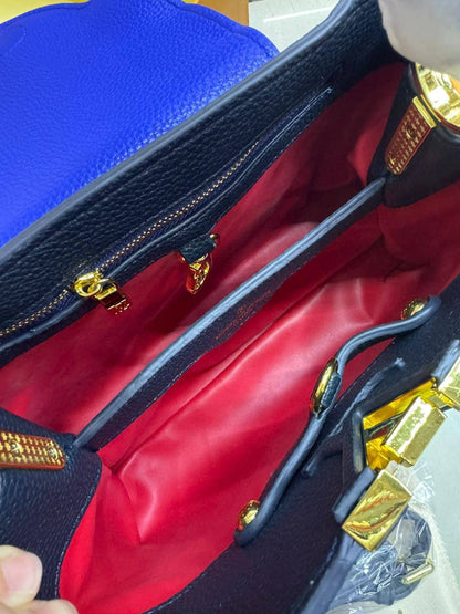 LV Capitalcines 
Size : 27 * 19 cm
110 dhs🪙💕
with box🎁

Zain115
♥️♥️♥️