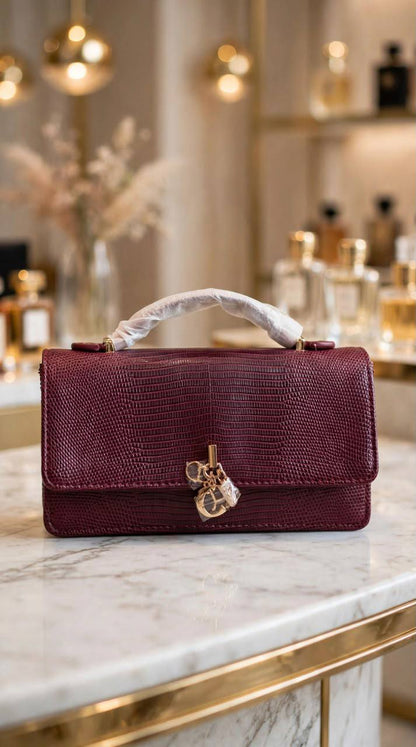 Dior

Master quality

21 cm 
with box
 280 dhs🇦🇪🇦🇪


Zain95 
♥️♥️♥️
