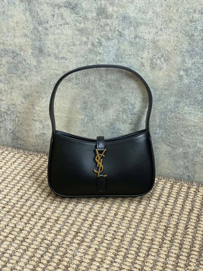 Ysl
 Mini Le 5 A 7

 Hobo Bag in
 Smooth Leather✅ 
Size 19 cm
For Price 👇 WhatsApp✅
0568585901 
0507557372
0552275751 Owner Zain 👌


Zain274
♥️♥️♥️