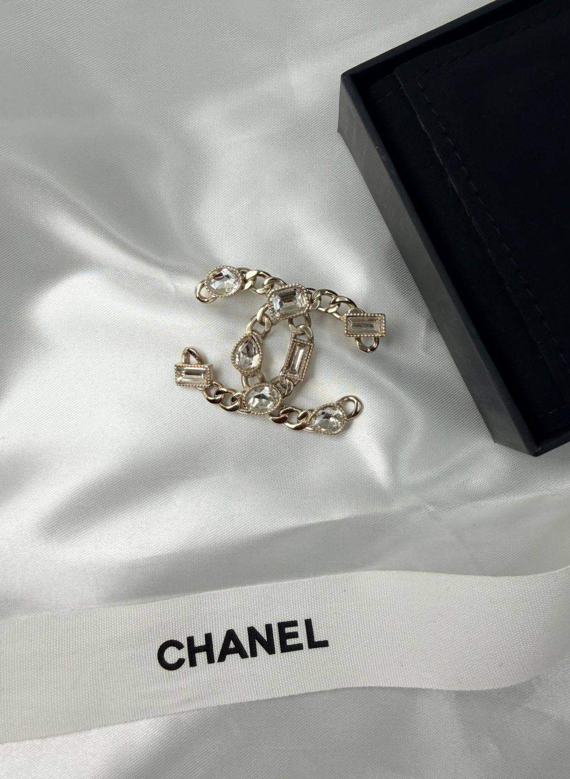*CHANEL*  🤍

🆕🎉🥳🎊🆕
* BROOCH, Clip , Pin
* Gold-Finish Metal (Gold Plated)

* ⁠↗️ *Super Master Quality ®️* 🫆

*75 dhs💚* with *Normal* Box & Bag
*95 dhs💚* with *Orignal* Packaging 🎁

Zain209
♥️♥️♥️