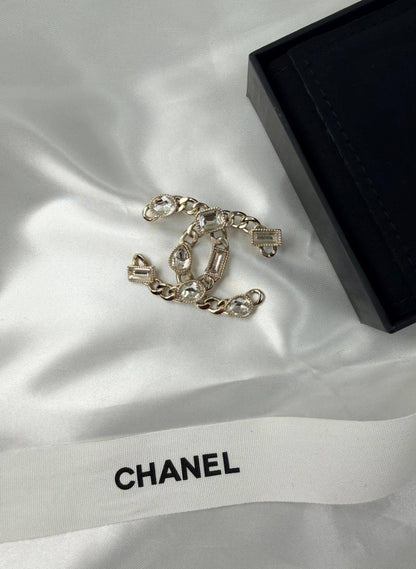 *CHANEL*  🤍

🆕🎉🥳🎊🆕
* BROOCH, Clip , Pin
* Gold-Finish Metal (Gold Plated)

* ⁠↗️ *Super Master Quality ®️* 🫆

*75 dhs💚* with *Normal* Box & Bag
*95 dhs💚* with *Orignal* Packaging 🎁

Zain209
♥️♥️♥️