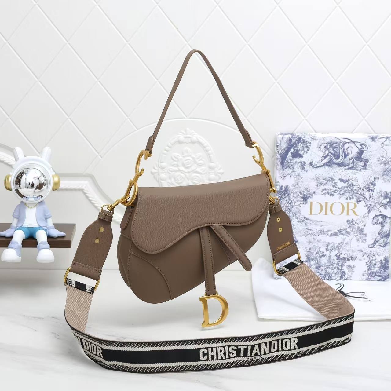 Dior
Good quality 

with box 
🎁🎁🎁

110 dhs❤️

Zain186
♥️♥️♥️