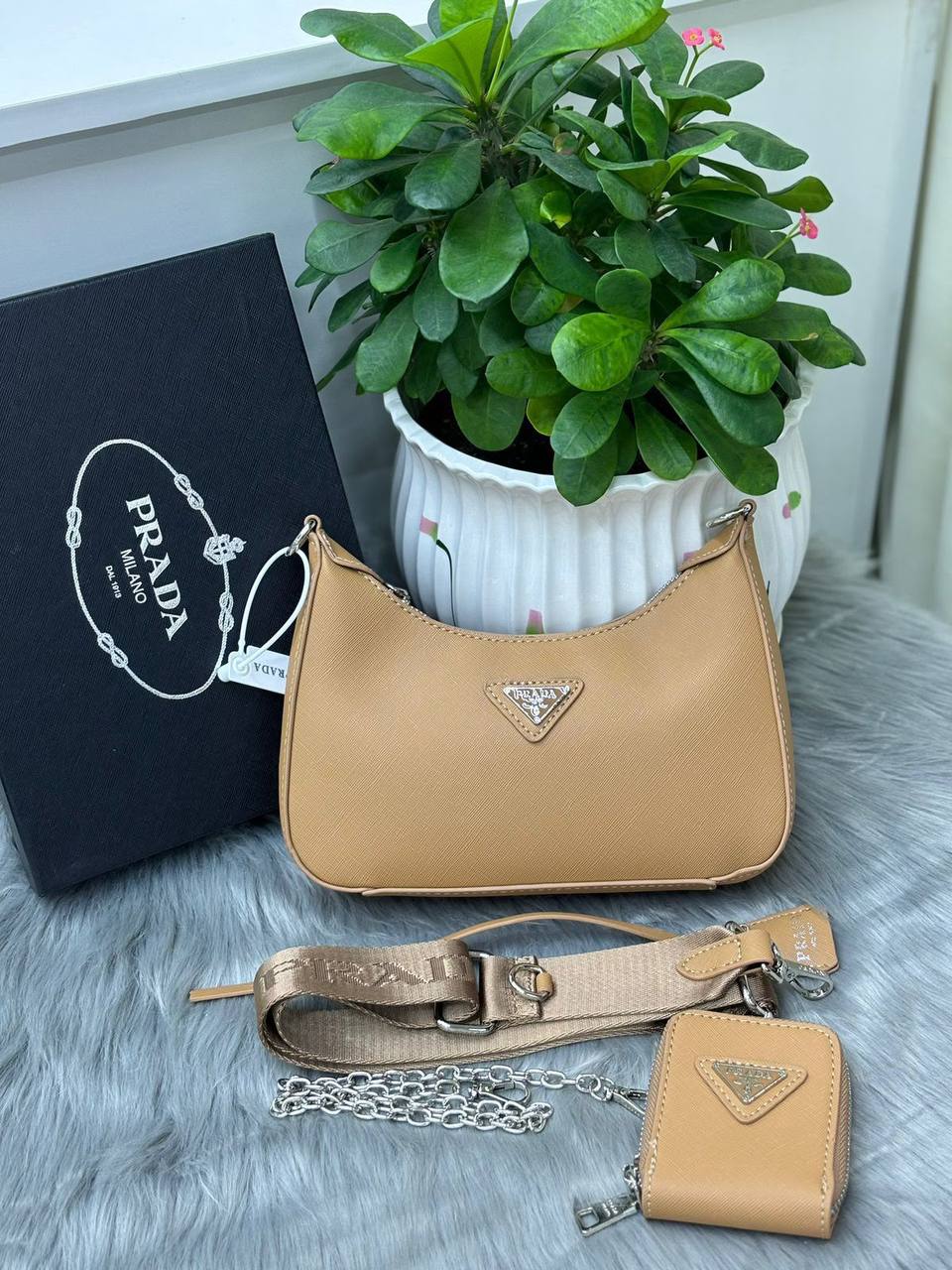 PRADA
SIZE……….24cm🌷
95 dhs💛
with box✅

Zain51
♥️♥️♥️