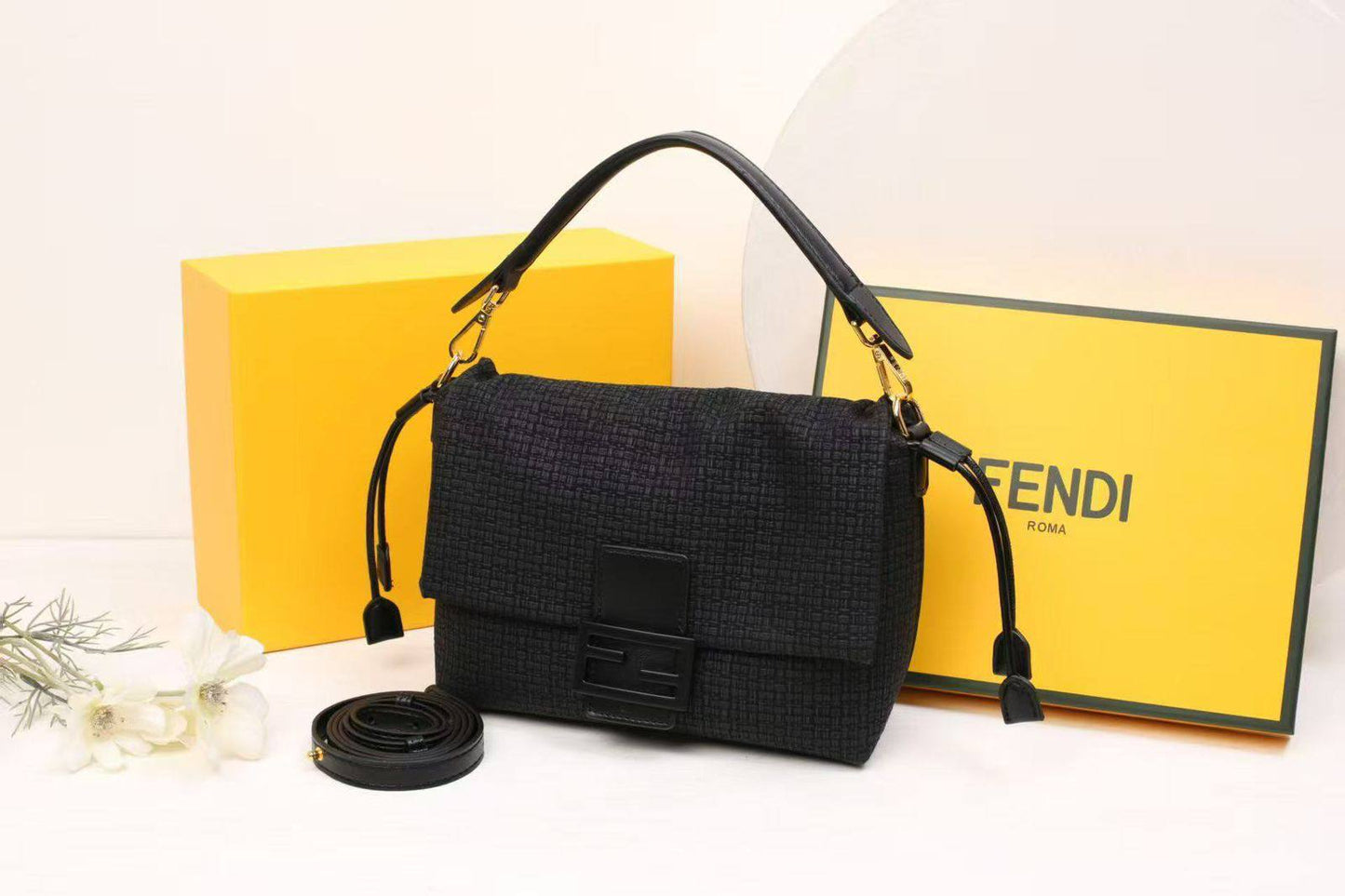 Fendi

with box
🎁🎁🎁

105 dhs🪙🌨️

Zain09
♥️♥️♥️