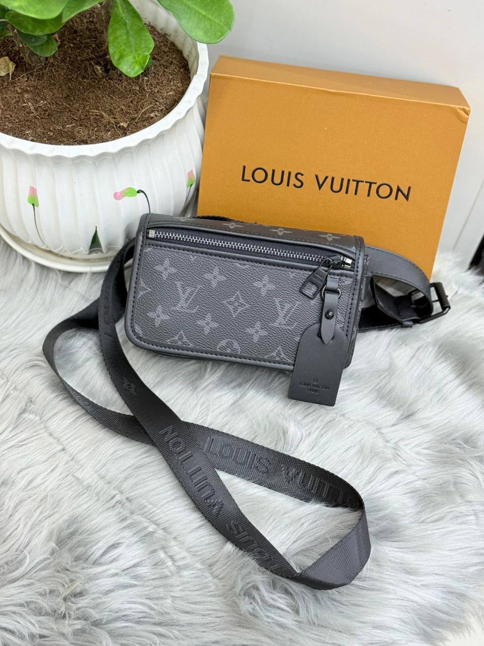 LV
SIZE  ………17CM 🥰
85 dhs❣️

with BOX🌷
🎁🎁🎁

Zain51
♥️♥️♥️