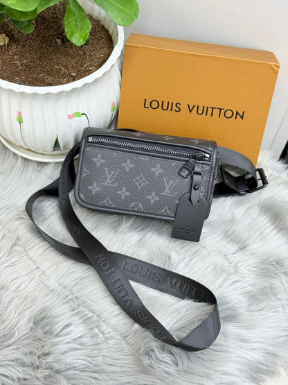LV
SIZE  ………17CM 🥰
85 dhs❣️

with BOX🌷
🎁🎁🎁

Zain51
♥️♥️♥️