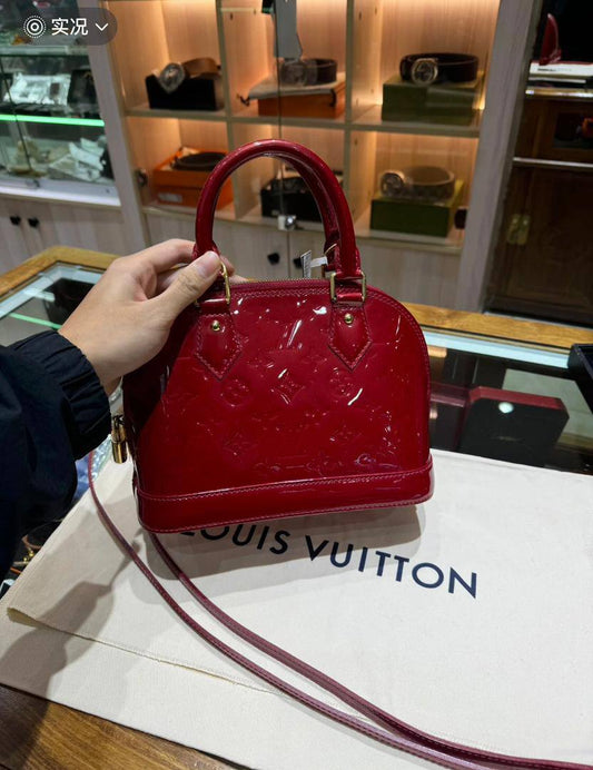 LV 
90 dhs✅

with box
🎁🎁🎁

size 24×11×18cm

Zain213
♥️♥️♥️