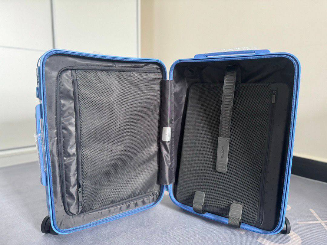 Rimowa Essential 
Travel Bags
master quality 
450 dhs✅

Zain295
♥️♥️♥️
