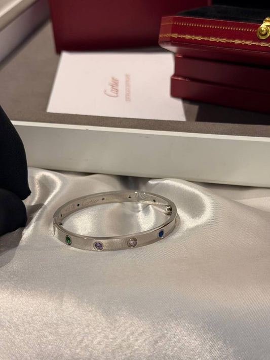 Cartier ♥️
* ⁠↗️ *Super Master Quality ®️*⬆️
* ⁠Love Bangle  6mm with Colorful Stone,
* ⁠available Size 16 & 19
NEW COLLECTION
*80 dhs✅* with *Normal* Box & bag
*130 dhs✅* with *Orignal* Packaging

Zain106
♥️♥️♥️