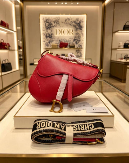 Dior
100 dhs✅
small size:19*5.5*15.5
Wear leather shoulder straps

110 dhs✅
Big size:25*6.5*19
Knitted shoulder straps
with box
Good quality, all hardware is thickened

Zain07
♥️♥️♥️