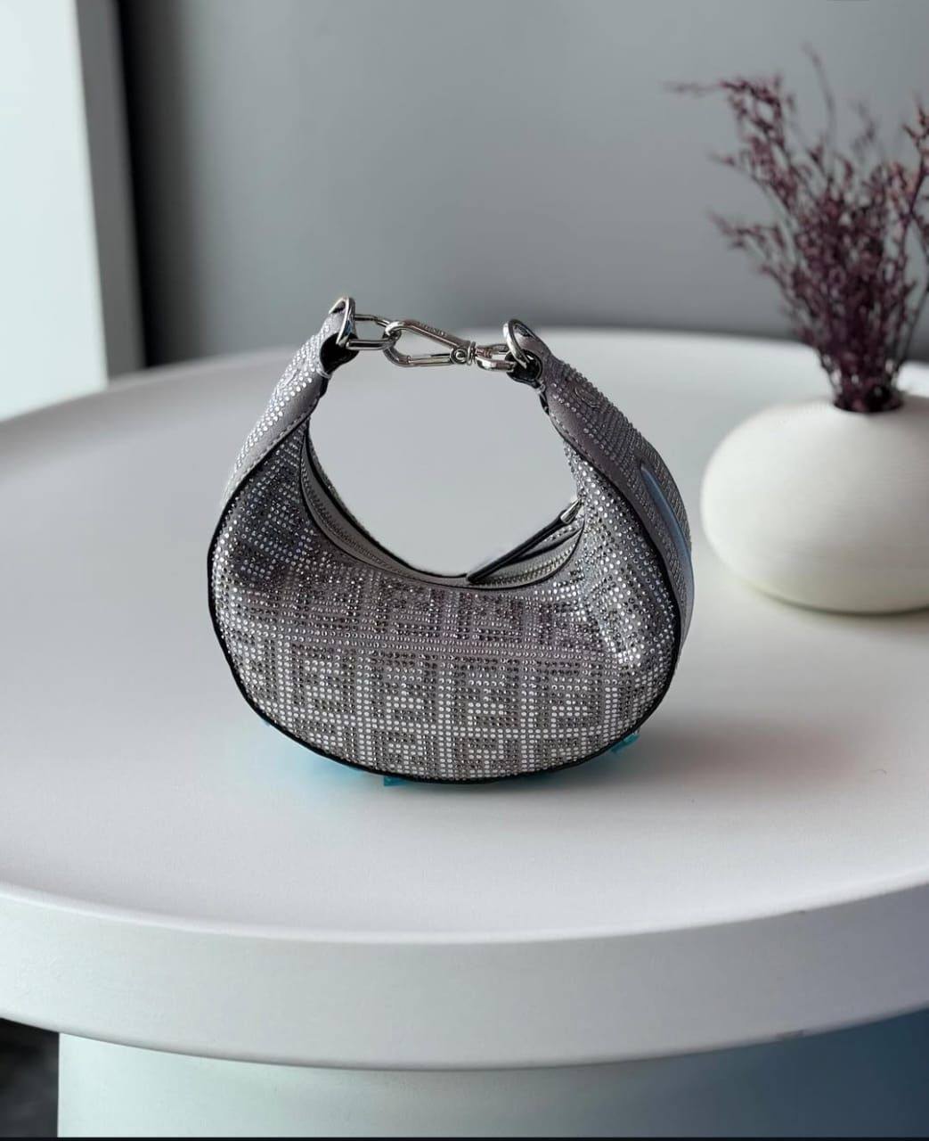 Fendi 
Master
    Silver stone
310 dhs✅

Zain131
♥️♥️♥️