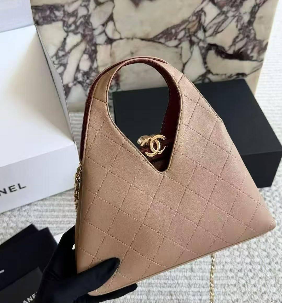 CHANEL 

COPY ONE 

NEW CAME 
WITH BOX 
150 dhs🇦🇪🇦🇪

Zain295
♥️♥️♥️