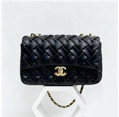 CHANEL 
COPY ONE 
WITH BOX 
140 dhs✅

Zain295
♥️♥️♥️