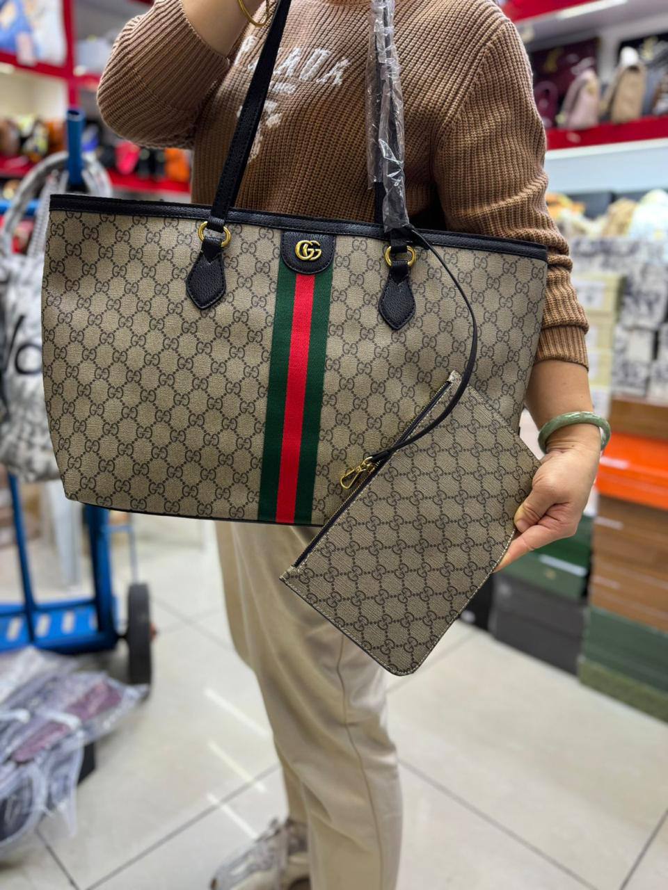 ❤️ Gucci 2 in 1
1️⃣ Finish quantity
Size : 49 * 28 cm
95 dhs💓

Zain115
♥️♥️♥️