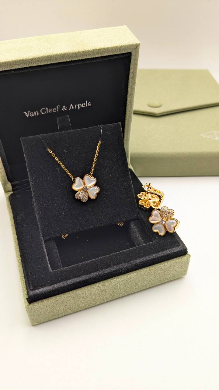 VCA
*Master Quality* 
*Necklace & Earrings*
130 dhs🇦🇪🇦🇪 with Normal Box 🎁 
160 dhs🇦🇪🇦🇪 with Good box 🎁
190 dhs🇦🇪🇦🇪 with Master Box 🎁

Zain210
♥️♥️♥️