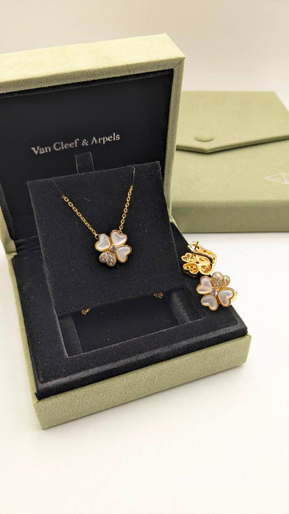 VCA
*Master Quality* 
*Necklace & Earrings*
130 dhs🇦🇪🇦🇪 with Normal Box 🎁 
160 dhs🇦🇪🇦🇪 with Good box 🎁
190 dhs🇦🇪🇦🇪 with Master Box 🎁

Zain210
♥️♥️♥️