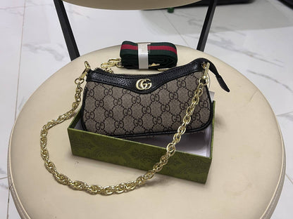 Gucci

90 dhs🇦🇪🇦🇪

with box
size 19cm

Zain26
♥️♥️♥️