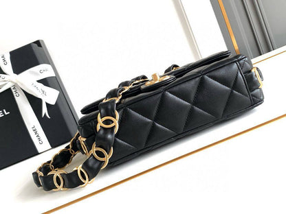 CHANEL 
COPY ONE 
WITH DOUBLE BOX ……🎁(leather) 
BIG SIZE 240 DHS✅
SMALL SIZE 230 DHS✅

Zain295
♥️♥️♥️