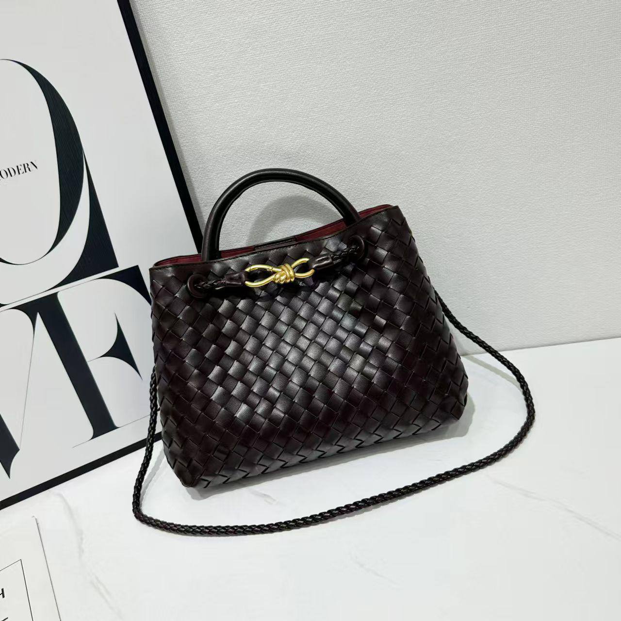 Bottega Veneta 

Good Quality 

With Box 
🎁🎁🎁

110 dhs✅

Zain250
♥️♥️♥️