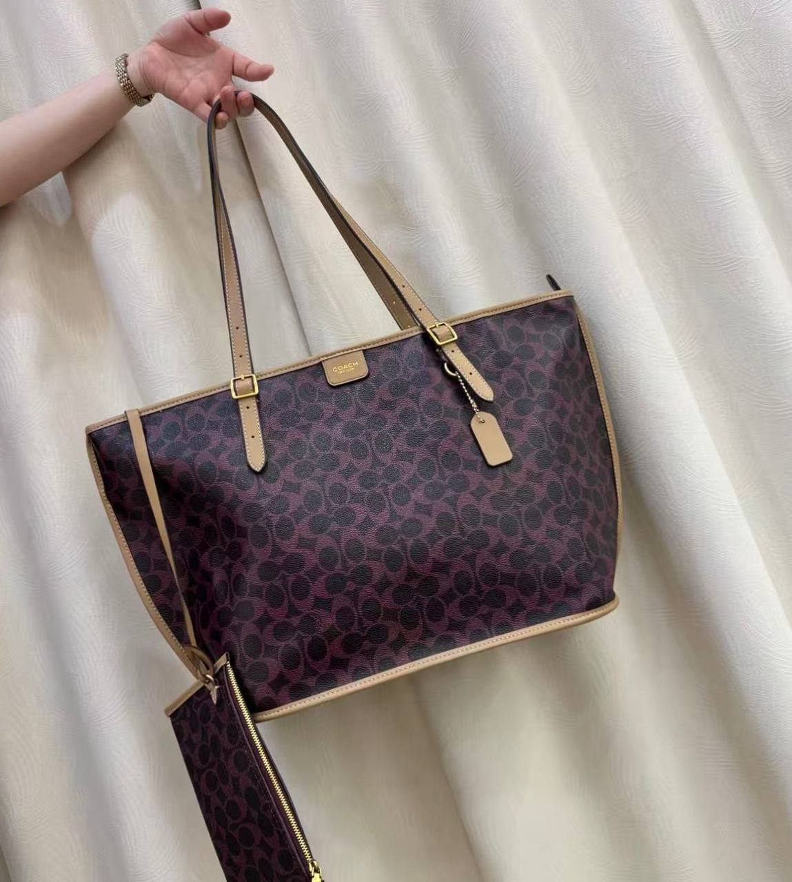 COACH 
 HIGH QUALITY 
115 dhs✅
Size:50cm

Zain39
♥️♥️♥️