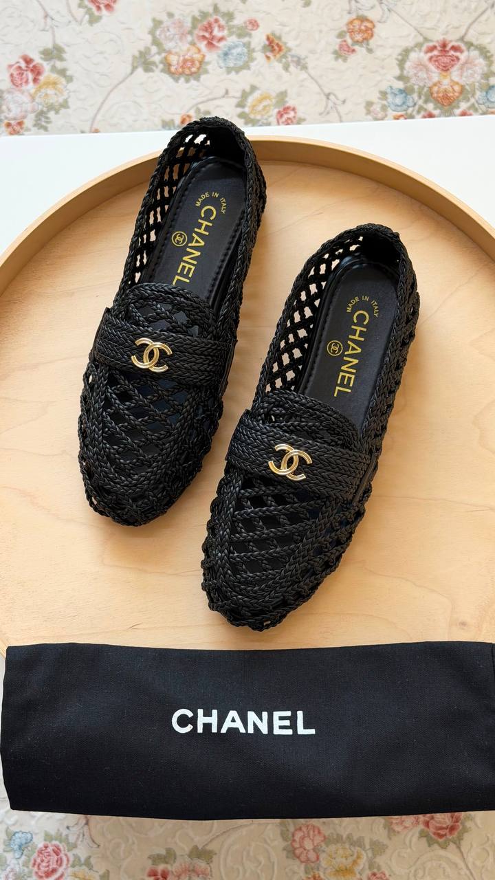 CHANEL
Master quality 
Size: 36 to 41
450 dhs💛

Zain318
♥️♥️