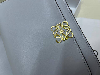 Loewe 

SMALL 20cm
95 dhs🇦🇪


BIG  24cm
100 dhs🇦🇪

with box

Zain213
♥️♥️♥️