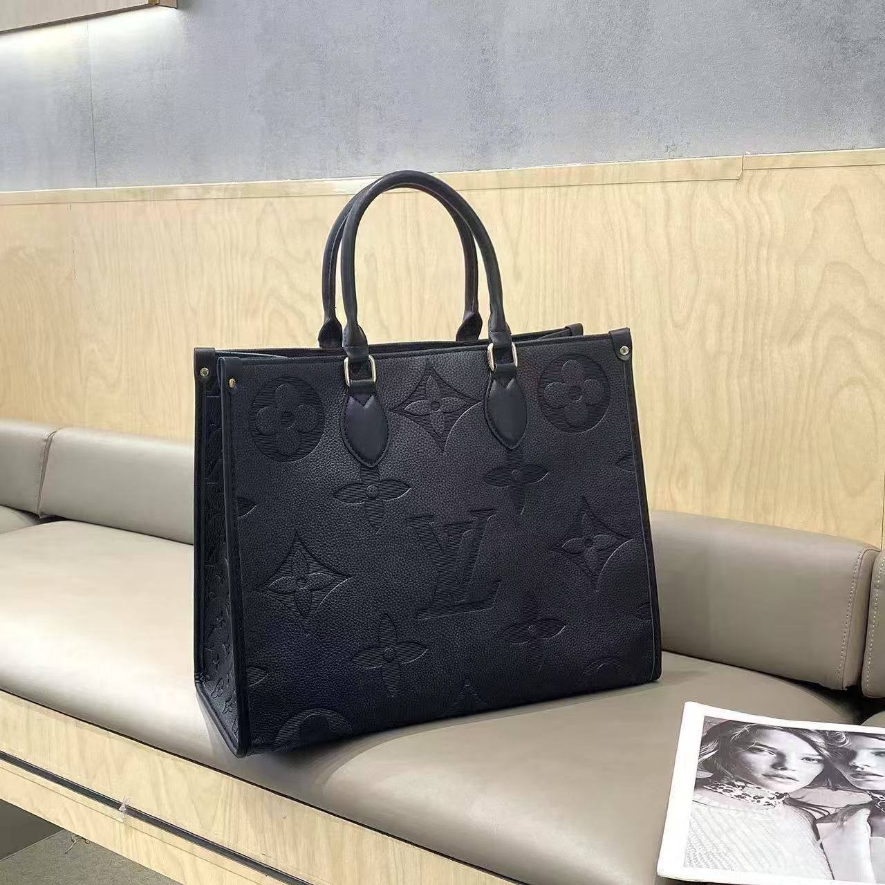 LV
size:41cm  
110 dhs💓

Zain114
♥️♥️♥️