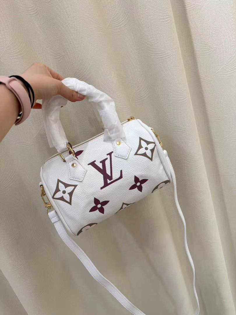 LV
80 dhs🪙💕
with box
🎁🎁🎁

size 20×12×14cm

Zain213
♥️♥️♥️