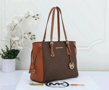 MK
95 dhs🪙🌨️

SIZE：40×25×14cm
Good quality 

with box
🎁🎁🎁

Zain35
♥️♥️♥️