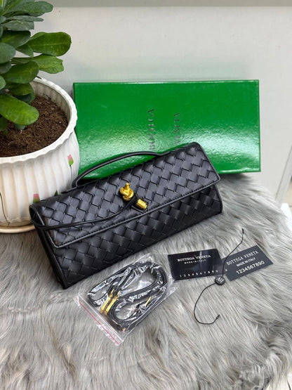 BOTTEGA
SIZE  ……… 31CM 🥰
95 dhs🇦🇪
With BOX🌷

Zain44
♥️♥️♥️