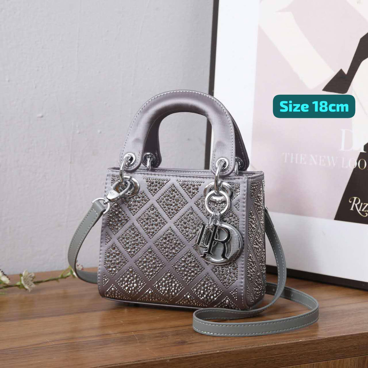 Dior

Good quality 
with box 

125 dhs🇦🇪🇦🇪

Zain186
♥️♥️♥️