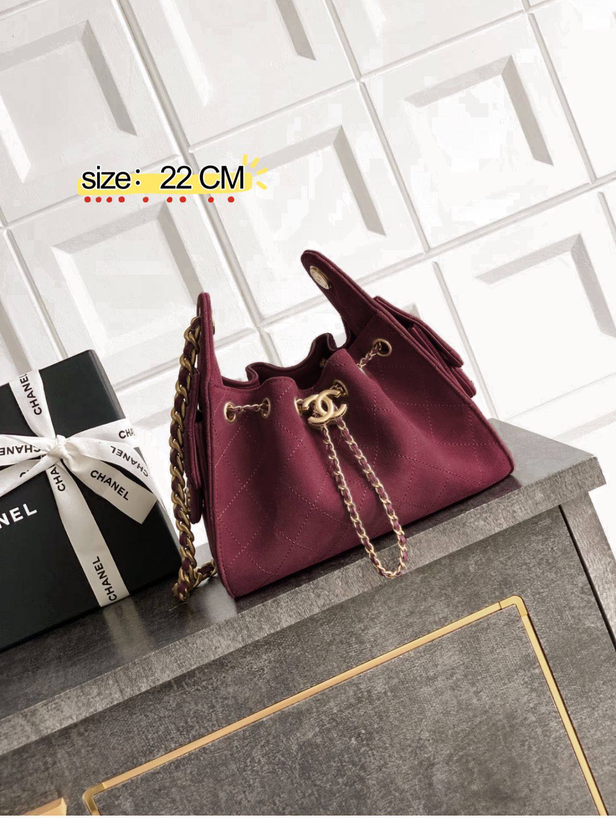 CHANEL HOBO
110 dhs❣️

with box 
🎁🎁🎁

 Big size : 22 CM

Zain38
♥️♥️♥️