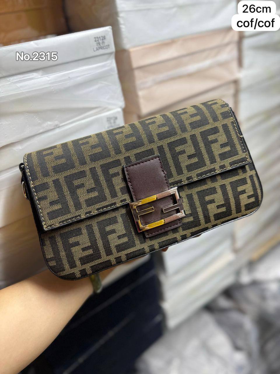 Fendi Baguette

First quality +box🎁 

Size : 26 *15 cm
95 dhs🇦🇪🇦🇪

 with box 🎁

Zain115
♥️♥️♥️