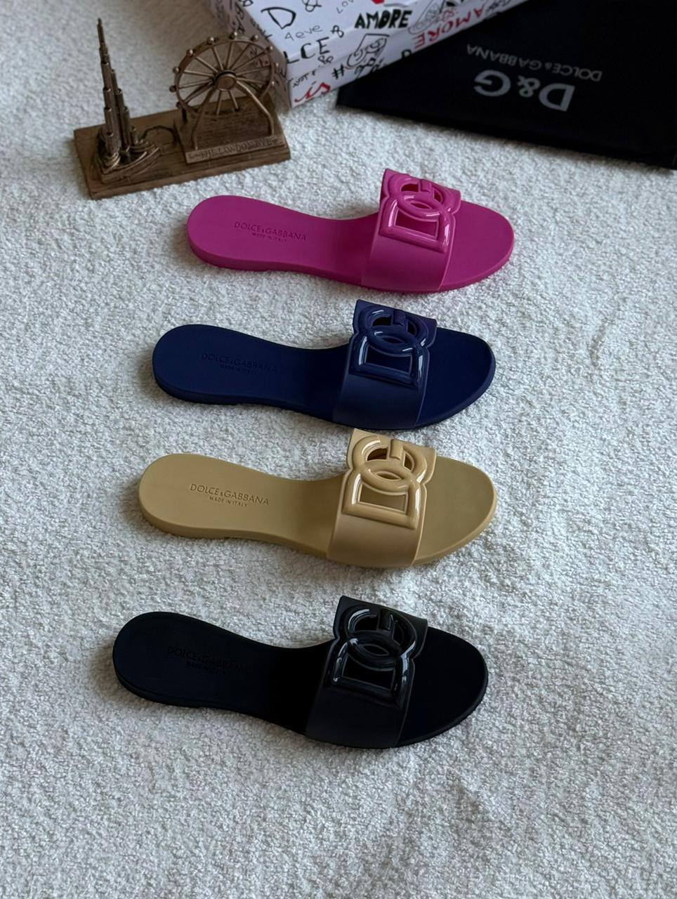 New. D&G slipper 

  Size  .  36.  to 41

75 dhs🇦🇪

Zain80

اطلبوه من الوتس المثبت في الأعلى👆🏻👆🏻

تواصلو معنا 👈🏻 Zain 
For order WhatsApp pinned 👆🏻

♥️♥️♥️