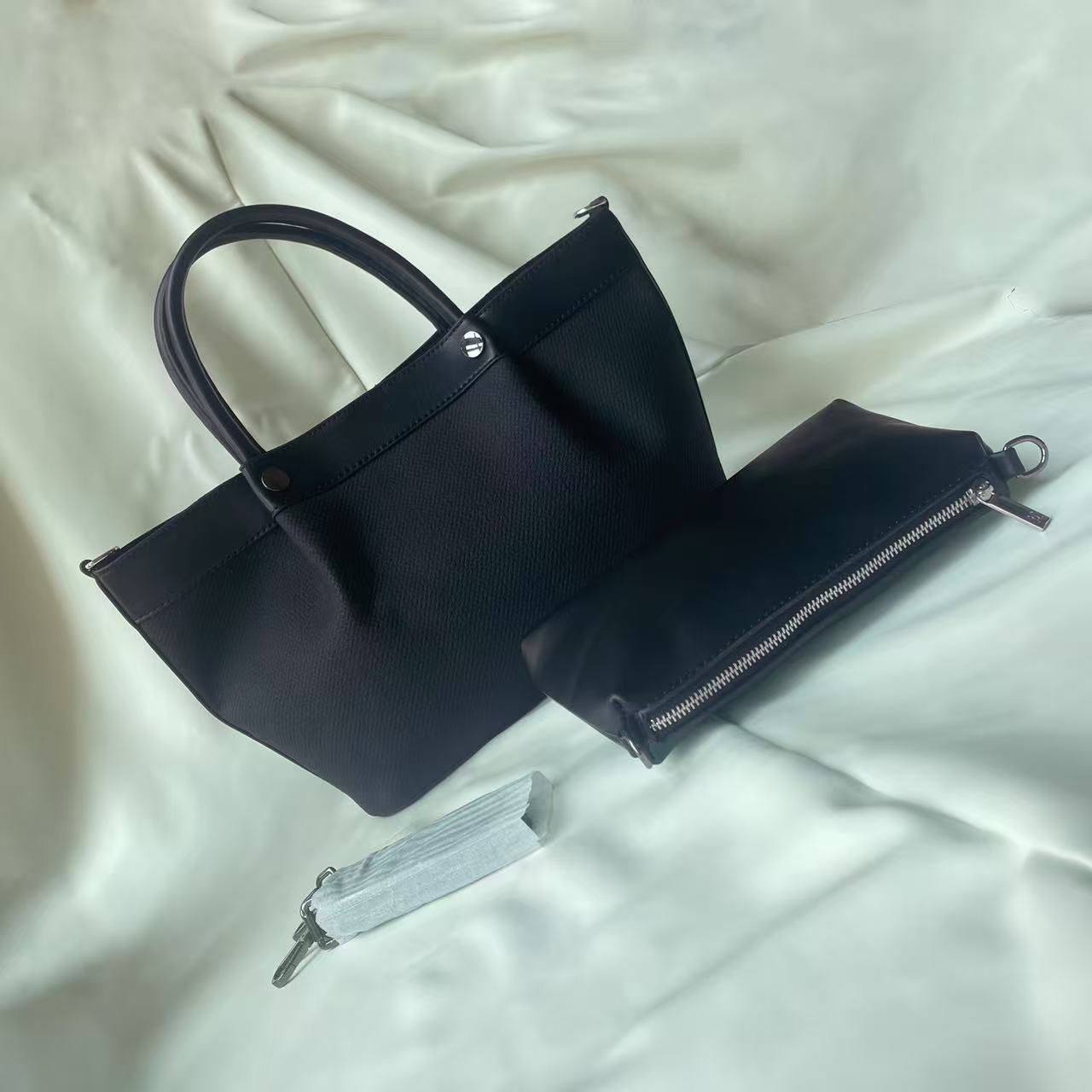 Dior 
100 dhs✅

Zain143
♥️♥️♥️