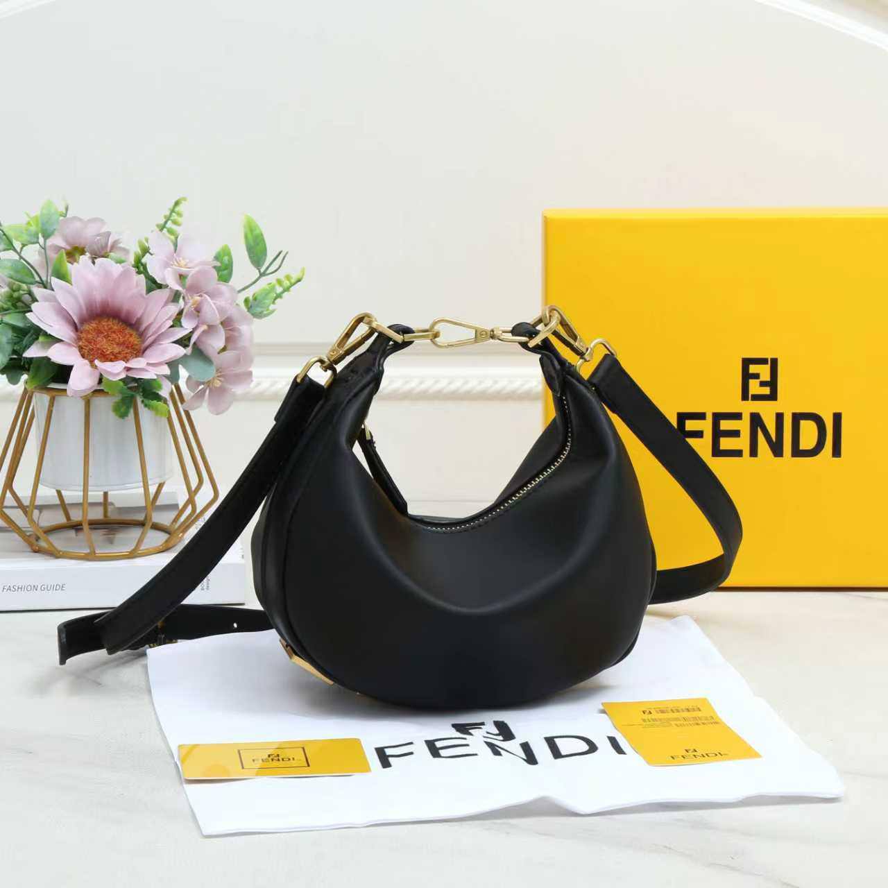 Fendi
Good quality 

with box 🎁🎁🎁

90 dhs💓

Zain186
♥️♥️♥️