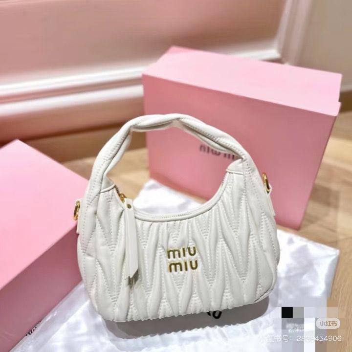 MIU MIU 

25*18*7 cm

100 dhs🇦🇪

With box

Zain17 
♥️♥️♥️