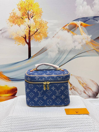 LV 
Best quality

 with box’s 
🎁🎁🎁

95 dhs✅
size 24 cm 

90 dhs✅
size 20 Cm

Zain290
♥️♥️♥️