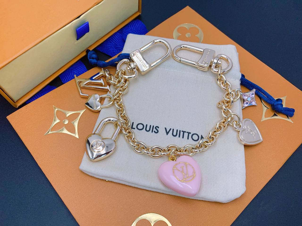 Lv Key Chain
Bag CHARM
80 dhs🪙🌨️ 
With Same Box And Paper Bag
🎁🎁🎁

Zain89
♥️♥️♥️