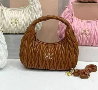 Miu Miu

25*18*7 cm

95 dhs🗽

With box
🎁🎁🎁

Zain17