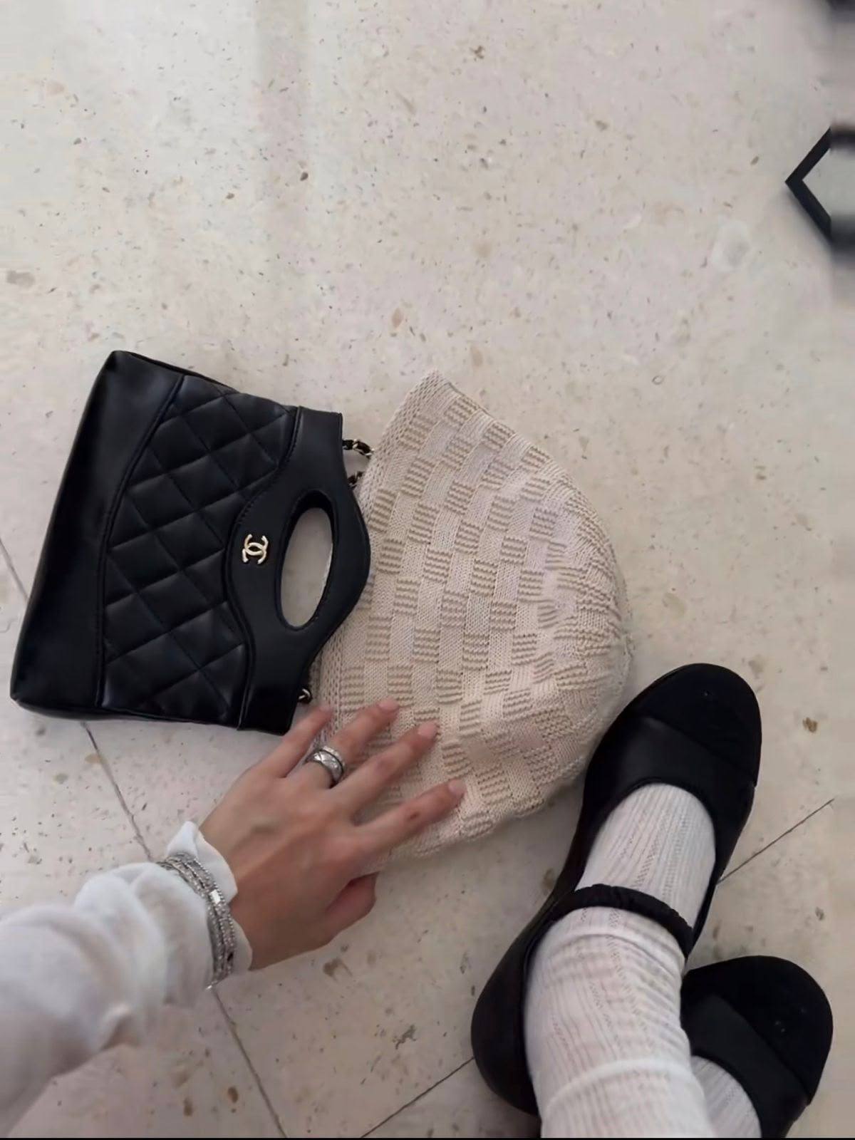 Chanel

95 dhs🇦🇪🇦🇪

size：18cm 
Silver logo 
with box

Zain35
♥️♥️♥️