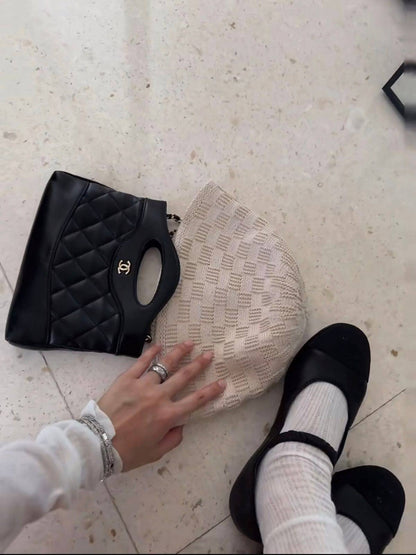 Chanel

95 dhs🇦🇪🇦🇪

size：18cm 
Silver logo 
with box

Zain35
♥️♥️♥️
