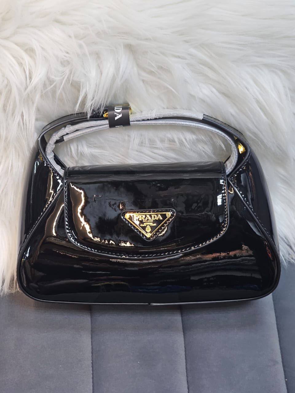 Prada
85 dhs✅
With box

Zain219
♥️♥️♥️