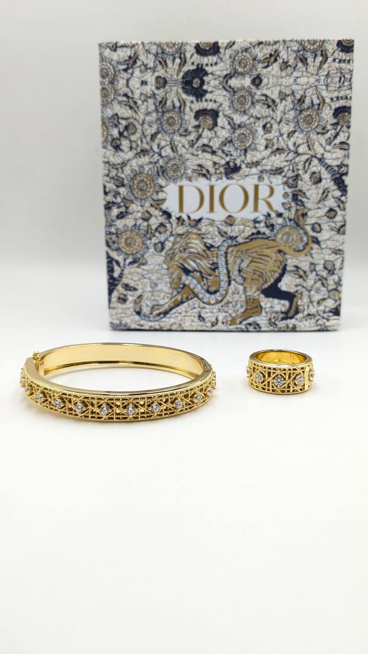 Dior 
*Master Quality* 
*Bracelet & Ring*
170 dhs✅ with Normal Box 🎁
190 dhs✅ with Good Box 🎁

Zain210
♥️♥️♥️